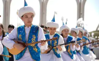Полмиллиона маленьких домбристов: кюи в унисон!