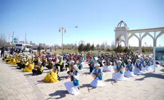 Массовое исполнение кюев юными домбристами в Туркестане: укрепление духовного единства и возрождение национального искусства