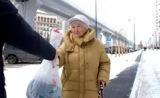 Раздача тюльпанов женщинам в Астане
