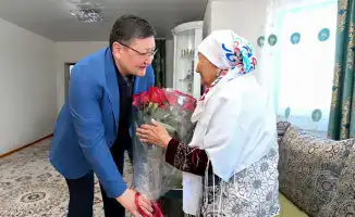 Аким области поздравил 104-летнюю Бижамал Каржаубаеву с Международным женским днем