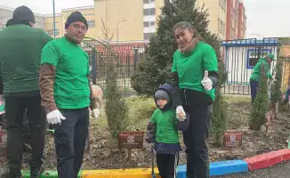 Сажая деревья, дети с родителями закладывают семена будущего в Алматы