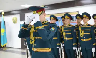 Национальные узоры в форме гвардейцев МВД РК