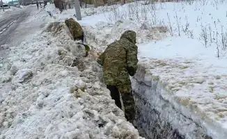 Уральск: военнослужащие очищают арыки от снега