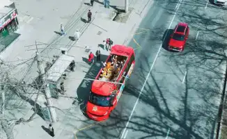 Музыкальный автобус с этноансамблем проехал по улицам Алматы