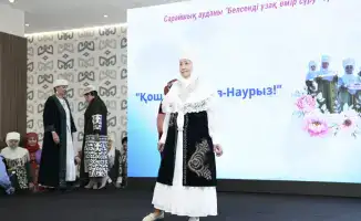 Пенсионеры Астаны демонстрируют национальную одежду, подчеркивая культурное наследие Казахстана