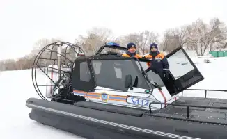 Спасатели МЧС успешно эвакуировали рыбака с дрейфующей льдины в Павлодаре