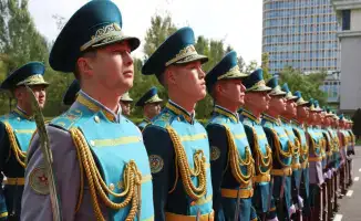 Военнослужащие демонстрируют уважение к культуре в традиционных казахских костюмах