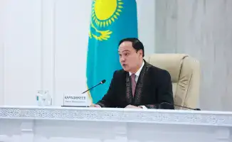 Ербол Карашукеев подчеркивает важность образования на встрече с финалистами международного интеллектуального конкурса «Ой шебері»