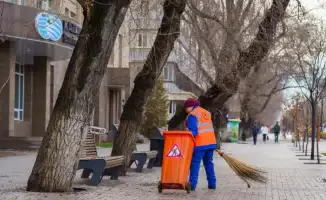Дворники Алматы: незаметные герои, начинающие свой день в любую погоду
