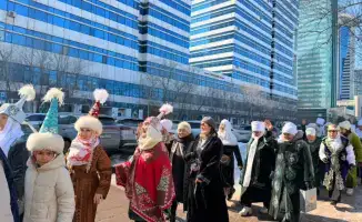Пенсионеры в костюмах: Наурыз в Астане!