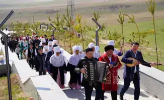ТУРКЕСТАН: В КАЗЫГУРТЕ НАУРЫЗ ПРИВЁЛ К ЖИЗНИ КРАСОТУ НАРОДНОЙ ОДЕЖДЫ