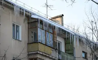 Ужесточение контроля за очисткой крыш в Алматы: последствия для управляющих организаций и жильцов