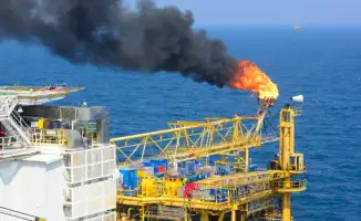 Иран угрожает авиаударами по нефтяным объектам в Персидском заливе: началась эвакуация