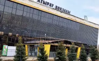 На железнодорожном вокзале Атырау произошел конфликт между междугородним таксистом и пассажиром, который завершился ножевым ранением.
