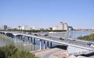 В Атырау 24 марта сильный дождь стал причиной серьезных проблем в городе. На центральном мосту молодые девушка и парень получили удар током, что привело к панике среди прохожих. В микрорайонах города также произошло отключение электричества, усугубив ситу