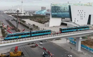 В Астане рабочие провели необычный "тест-драйв" LRT, тянув вагоны на верёвке, что вызвало удивление и вопросы у казахстанцев. В социальных сетях появилось видео с этим событием.