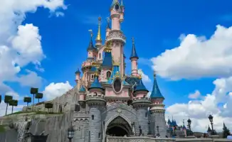 Парижский Disneyland обновился: Парк Walt Disney Studios стал Disney Adventure World с открытием новой зоны 'Мир Frozen'.