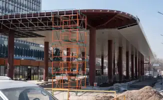 В Алматы продолжается строительство транспортно-остановочных комплексов в районе автовокзала 'Саяхат'. Проект, который планировался, вызывает интерес и обсуждения среди местных жителей и пассажиров. Суперостановка возле автовокзала 'Саяхат' уже начала при