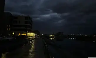 В Атырау после дождя вновь отключилось электричество, затронув почти 10 тысяч домов. Массовые отключения света произошли после недавних осадков, что вызвало недовольство среди жителей города.