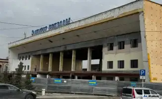 В Атырау разобрали модернизированный вокзал: пассажиры ждут поезда в временной будке