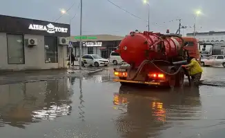 Атырау: Коммунальщики ведут борьбу с водным потопом, откачивая 180 кубометров дождевых слез