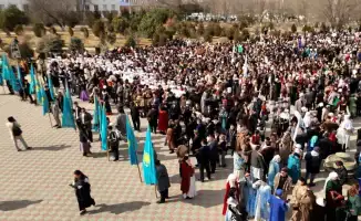 Массовые выходы жителей Атырау в национальных костюмах подчеркивают культурное единство и возрождение традиций на празднике Наурызнама