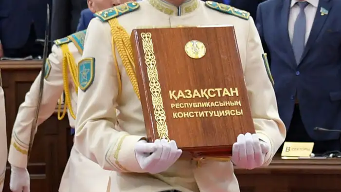 Президент Казахстана Токаев отвечает на критику новой Конституции, акцентируя внимание на языковых спорах Атырау
