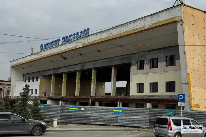 В Атырау разобрали модернизированный вокзал: пассажиры ждут поезда в временной будке Атырау