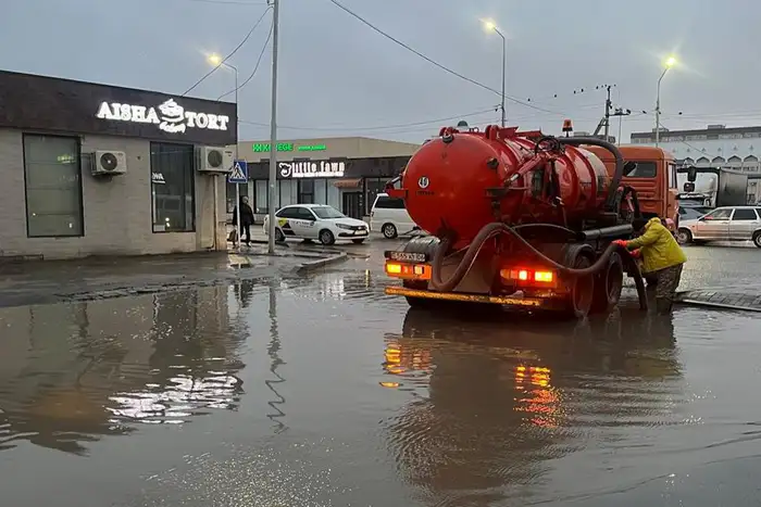 Атырау: Коммунальщики ведут борьбу с водным потопом, откачивая 180 кубометров дождевых слез Атырау