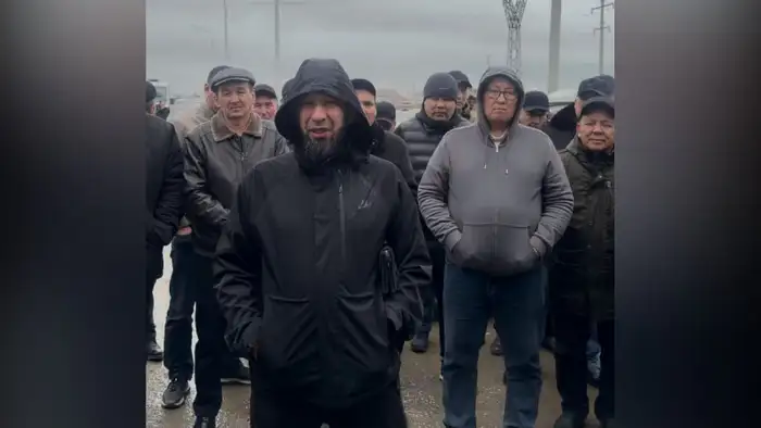 Автобусные маршруты Атырау: водители в поисках обещанных 530 тысяч тенге, но зарплата как мираж в пустыне Атырау