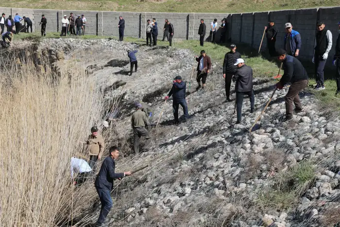 В Сарыагаше прошла экологическая акция «Мөлдір бұлақ», в ходе которой очищено 15 километров каналов и арыков Атырау