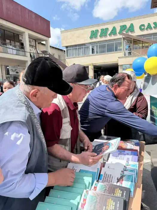 Раздача 120 книг в Туркестане: Поддержка читательской культуры в Национальный день книги Атырау