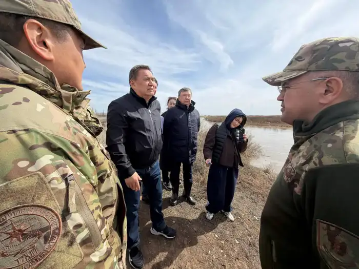 В селе Жибек жолы река Есиль танцует под контролем, пропуская паводковые воды Атырау