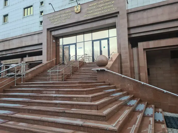 В Минтруда Казахстана обсуждают возможность выбора между пенсией по трудовому стажу и пенсией по возрасту, что вызывает активные дебаты о пенсионной реформе в стране. Атырау