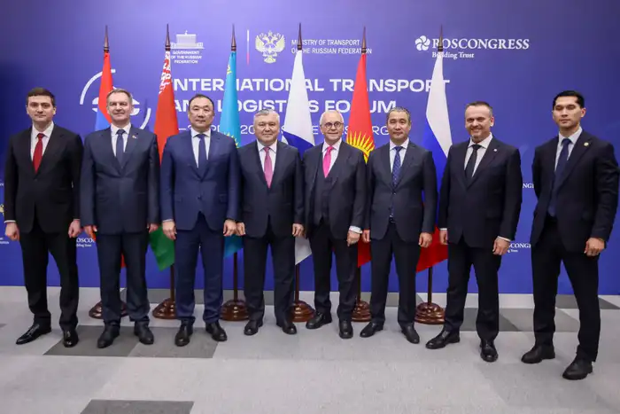 Казахстанская делегация во главе с министром транспорта Нурланом Сауранбаевым участвует в Международном транспортно-логистическом форуме в Санкт-Петербурге Атырау