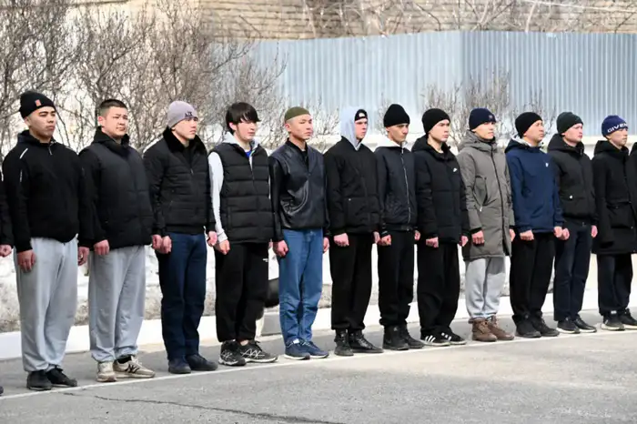 68 новобранцев из Актобе отправились на службу в Алматы и Актау в рамках весенней призывной кампании Атырау