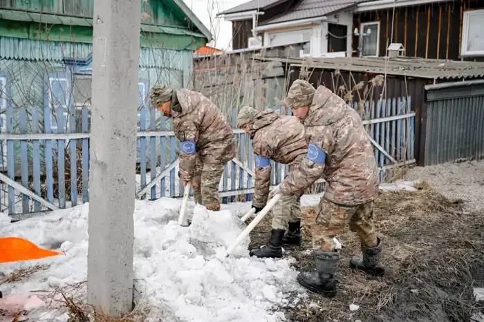 Объединение усилий специалистов и волонтеров в борьбе с паводками в городе Атырау