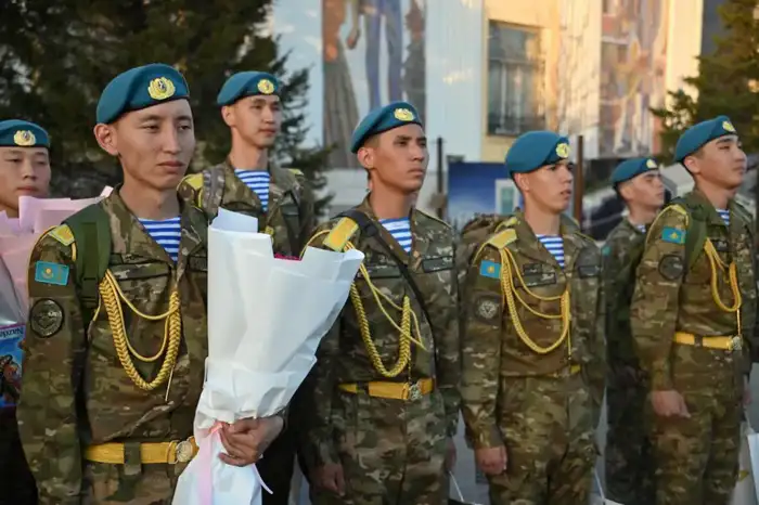 Исполнили долг перед Родиной: в Астане близкие торжественно встретили солдат (7)
