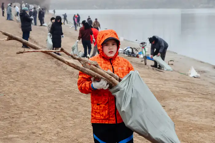Атырау очищает берега реки Жайык Атырау