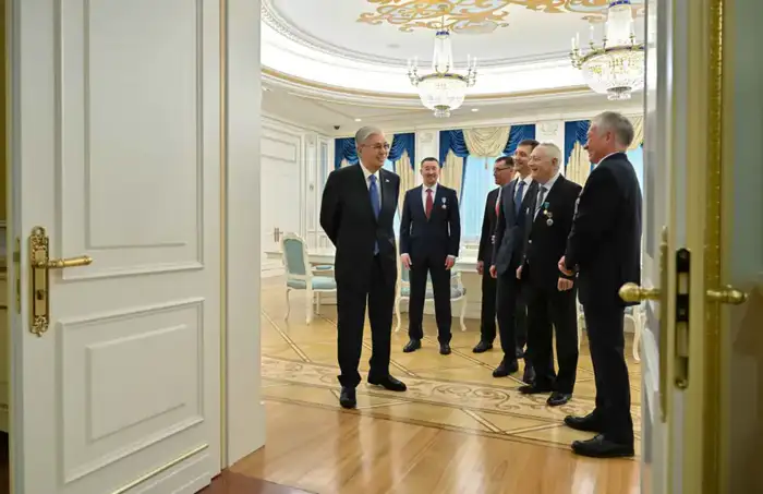 Награждение Ерванда Тихоновича Ильинского званием 'Қазақстанның Еңбек Ері' подчеркивает важность вклада в развитие спорта и альпинизма в стране. Атырау