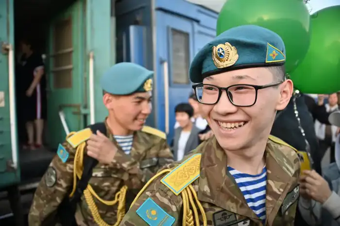 Десантник сделал предложение на перроне Астаны Атырау