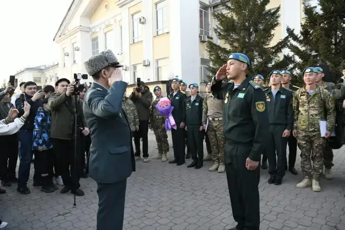 На столичном вокзале родные и близкие торжественно встретили солдат, вернувшихся из армии (6)