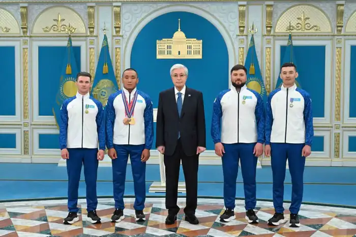 В резиденции Акорда состоялась церемония награждения чемпиона XIV зимних Паралимпийских игр в Италии Ербола Хамитова и его тренеров (4)