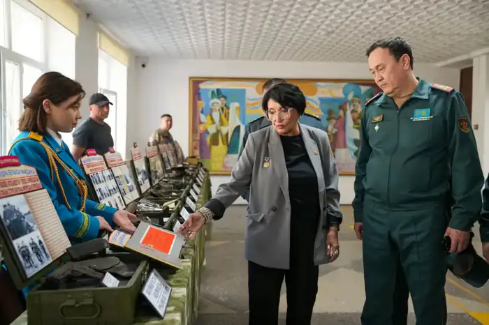 В Жанакоргане военнослужащие Минобороны провели встречи со школьниками и посадили деревья (6)