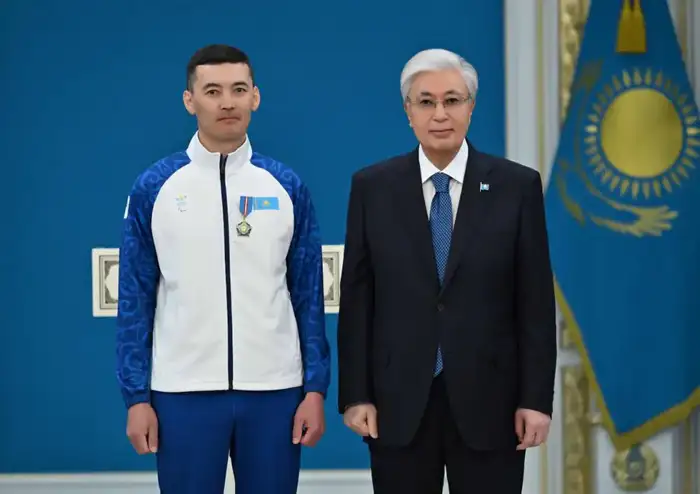 Казахстанский чемпион Ербол Хамитов награжден орденом "Барыс" III степени за успех на XIV зимних Паралимпийских играх в Италии Атырау
