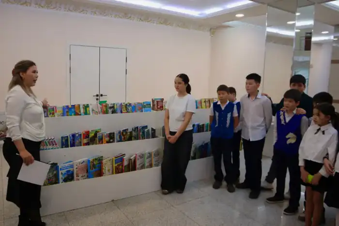 Книги как мосты в мир детских фантазий: экскурсии и выставки к Международному дню детской книги Атырау