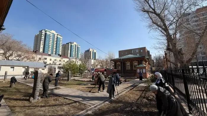 «Таза Қазақстан»: сотрудники музеев Астаны приняли участие в субботнике (4)