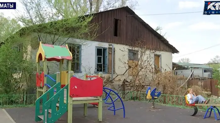 Заброшенное общежитие в Алматы: угроза безопасности из-за бездомных и растущие опасения жителей Атырау