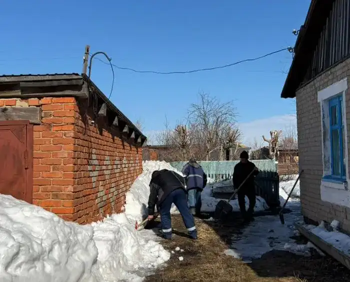 В Алтынсаринском районе прошла волонтёрская акция по уборке снега в рамках международного движения Атырау