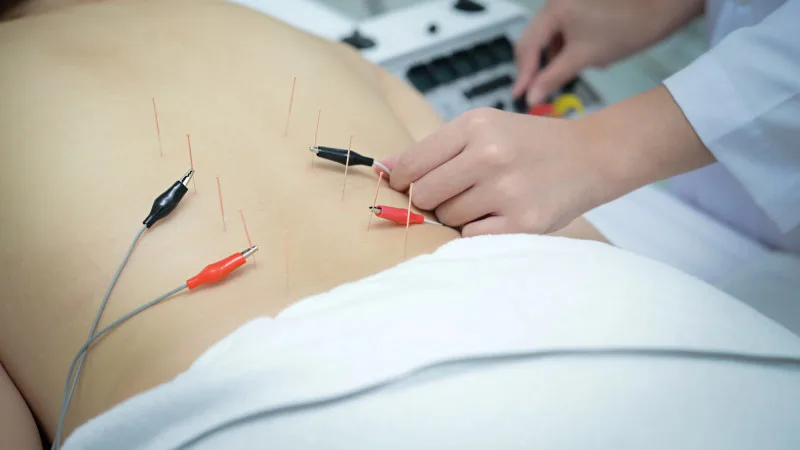 20-летний житель Актау Фирдауси Лепес прошёл курс иглотерапии в частной клинике в Астане, после чего, по его утверждениям, столкнулся с серьёзными проблемами со здоровьем. Он уже полгода ожидает справедливости и итогов проверки, инициированной в связи с е Атырау